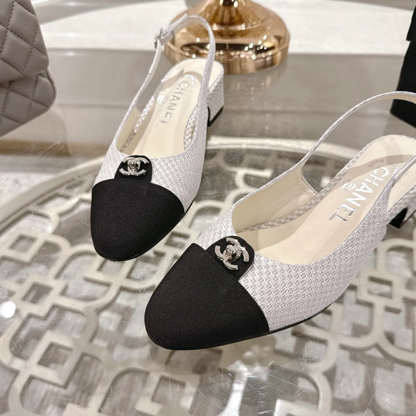 💕💕Factory direct selling price p540💕💕Chanel 2025SS spring and summer new double C button Mary Jane🆕Xiao Xiang𝐂Jia's beautiful Mary Jane sandals are so sweet that they are so beautiful that they have a round square toe design. Cute and cute ~ metal/button logo. The appearance is super online. When worn, it looks like a wealthy daughter. I thought it was good-looking. Only when you put it on your feet will you know how easy it is to wear~ Upper: Customized lambskin Lining: Sheepskin Outsole: Genuine leather outsole imported from Italy Size number: 35-42 (40.41.42 customization is non-refundable) Packaging: The latest gift box packaging at the counter